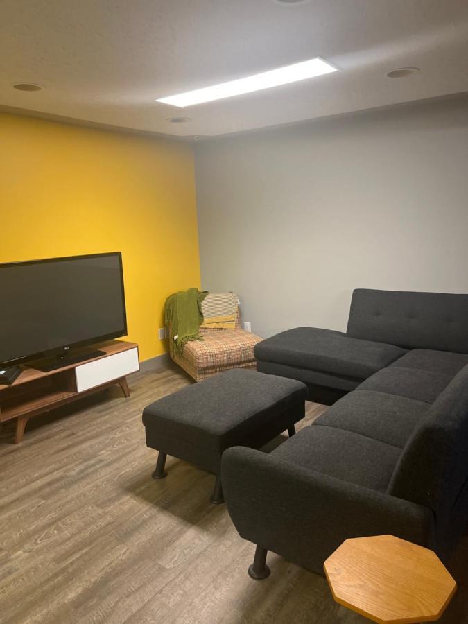 Spacious Room & Living Area In Nw! 卡加利 外观 照片
